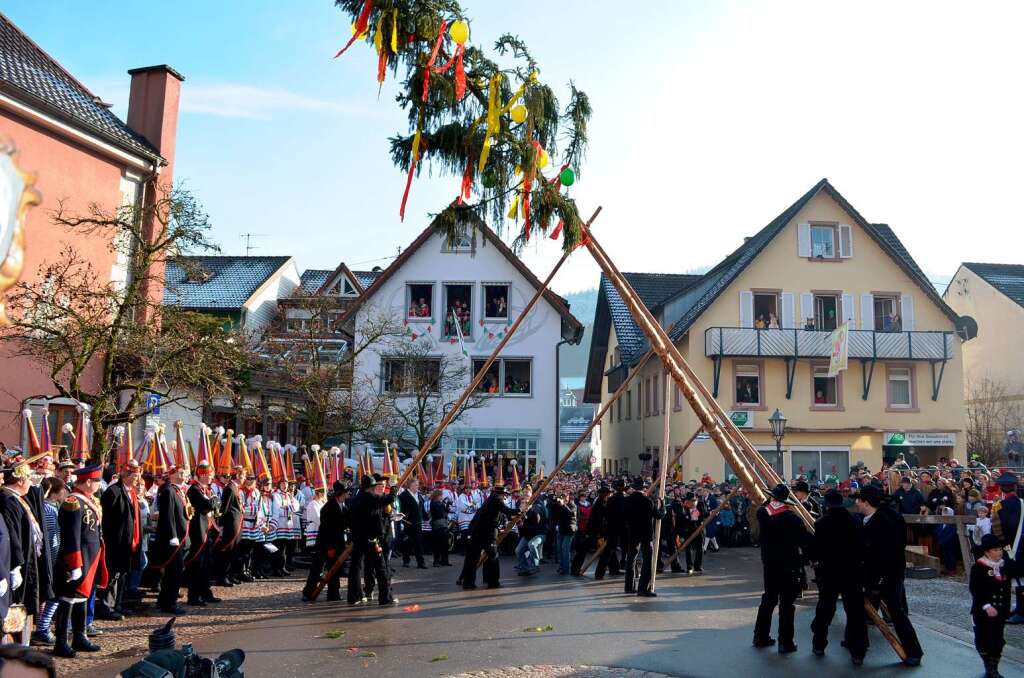 Erffnung des Narrentags: Die Zimmermannsgilde berlingen beim Setzen des Narrenbaums am Brenplatz
