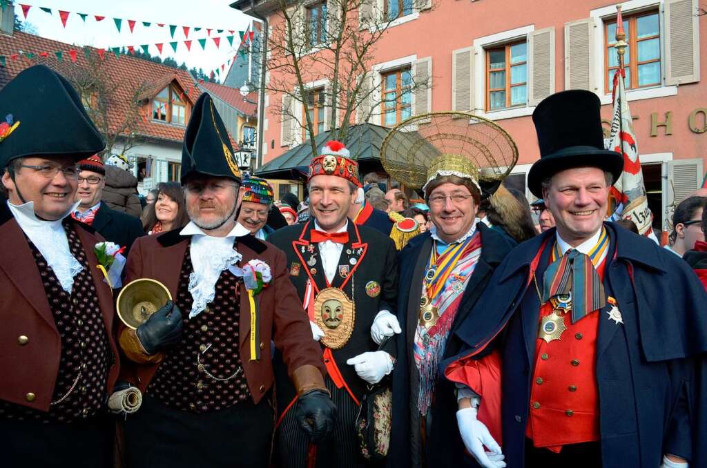 Die beiden Rottweiler Ausscheller Uli Hezinger und Hans Busch mit dem stellvertretenden Zunftmeister Thomas Landwehr und den berlinger Narreneltern (v.li.)