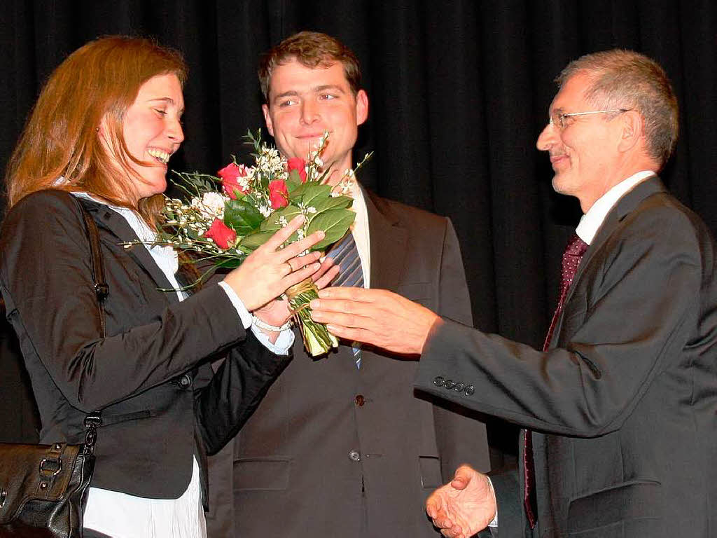 Mit einem Blumenstrau gratulierte Brgermeister Winterhalter der Frau des Wahlsiegers, Elena Vosberg.