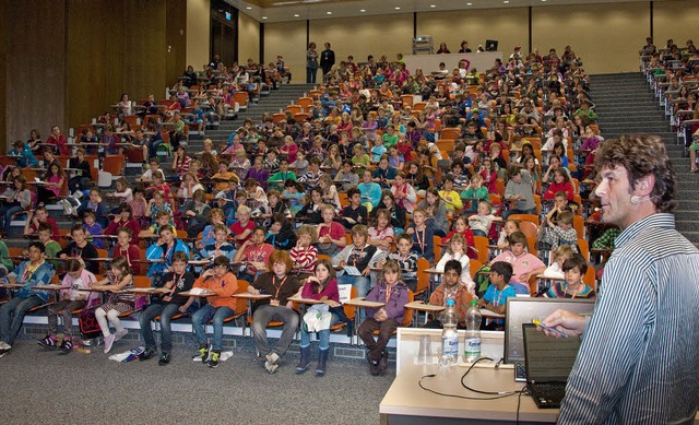Ein Hrsaal voller Kinder: Die Nachfra...rlesungen der Kinder-Uni stets enorm.   | Foto: zvg