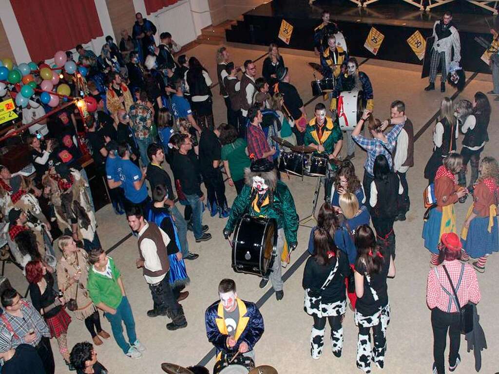 Sieben Guggenmusiken brachten beim Guggi-Ball der Lffel-Guggis die Halle zum Toben.