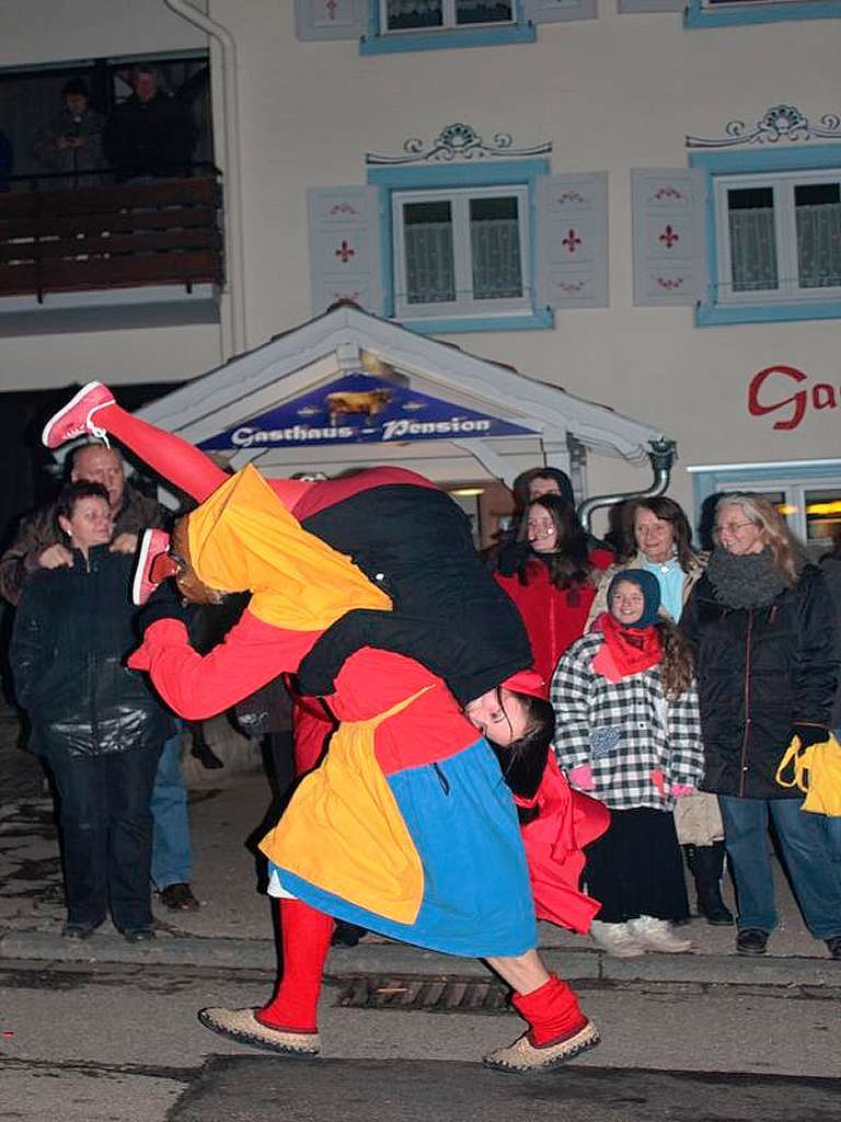 Zur Freude der Zuschauer hatten es die Schlsslebuck Hexen aus Dggingen auf die schnen Mdchen abgesehen.