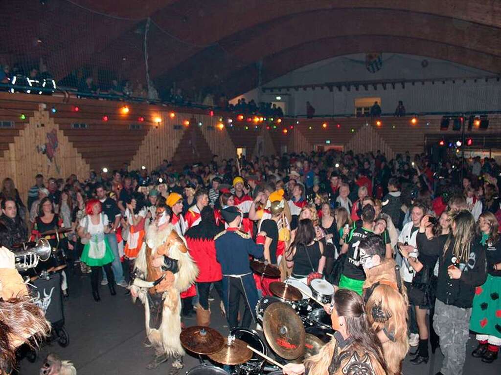 Buntes Treiben in der Unadinger Brgerhalle: Der erste Hexenball in der Region zog ber 1 200 Besucher an.