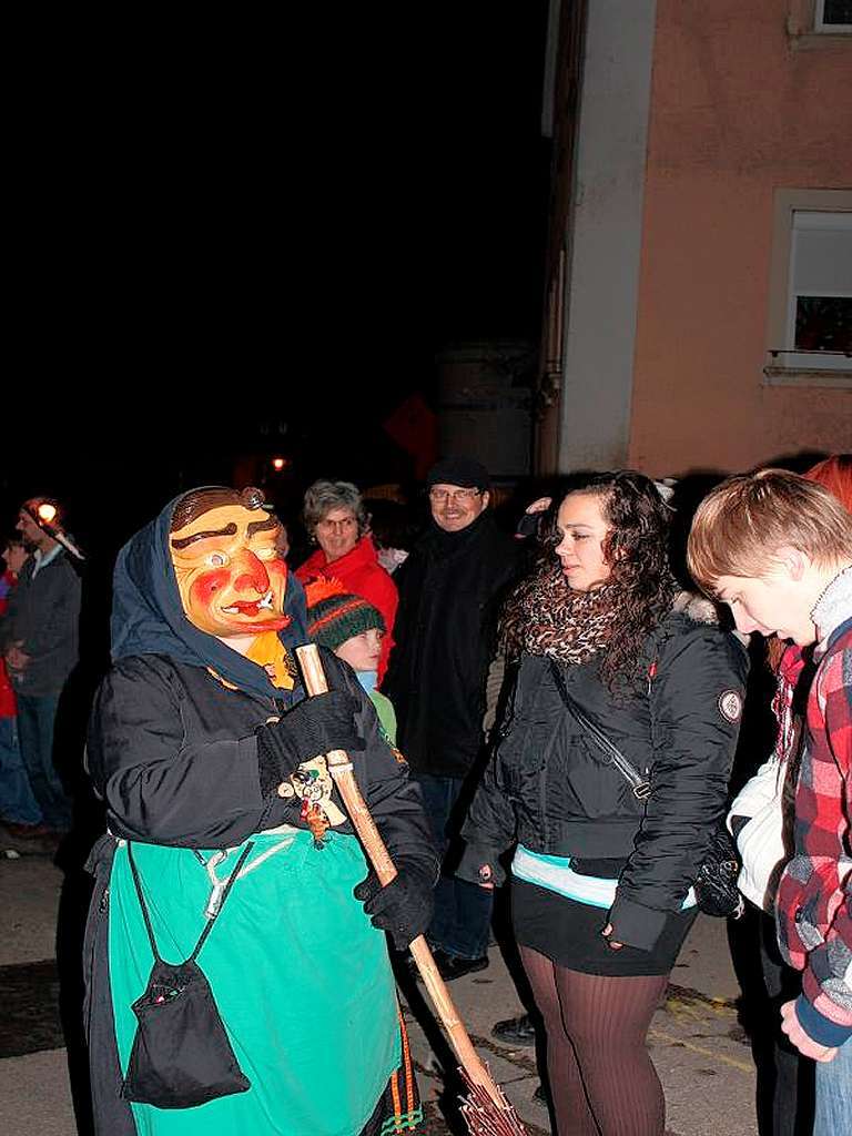 Ob sie was im Schilde fhrt? Die Neustdter Wlderhexe freundet sich erst einmal mit ihren Opfern an.