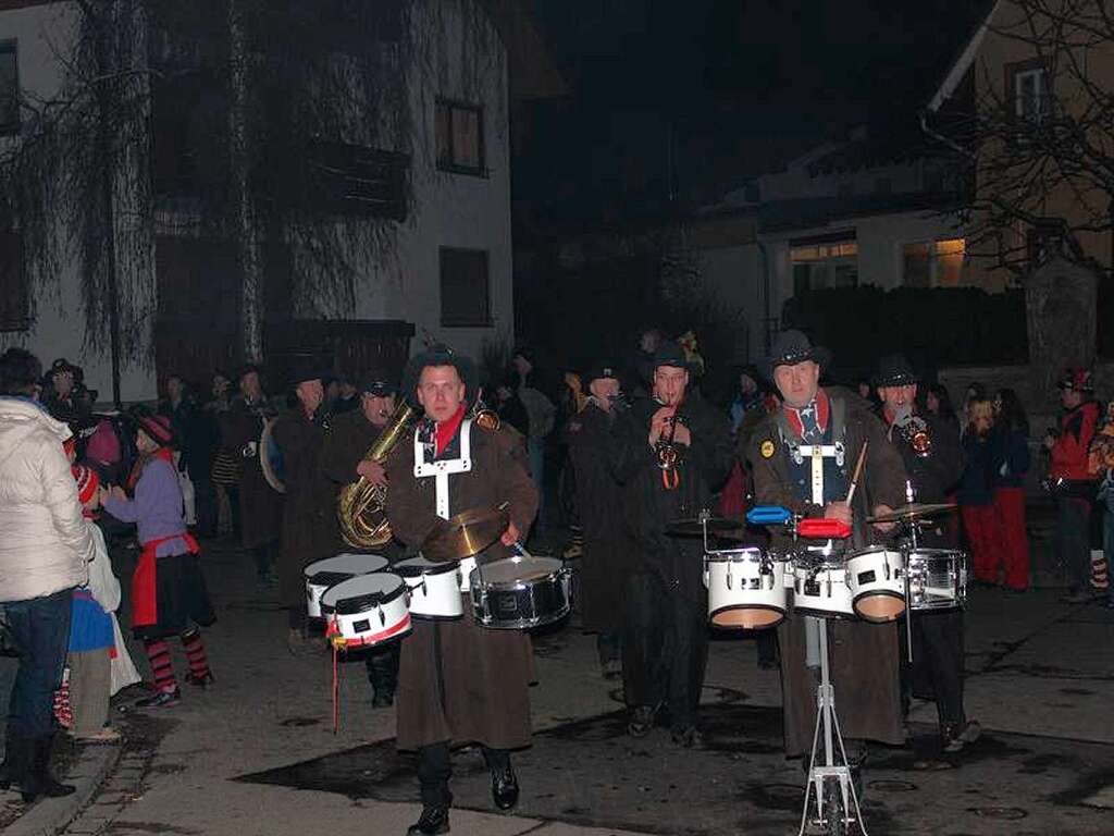 Schrge Tne aus Ewattingen: Mehrere Guggenmusiken mischten sich unter das Hexenvolk.