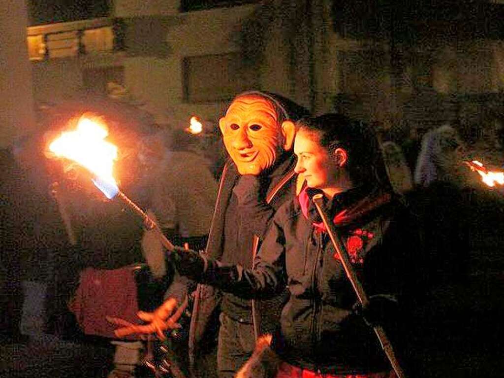 Im Schein der Fackel zogen rund 800 Umzugsteilnehmer durch die Strae direkt zum Hexenball in die Unadinger Brgerhalle.