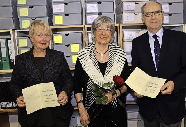 Eva-Maria Strunk (Mitte) , eine Mitbeg...ruhl freuten sich ber die Zuwendung.   | Foto: Dieter Erggelet