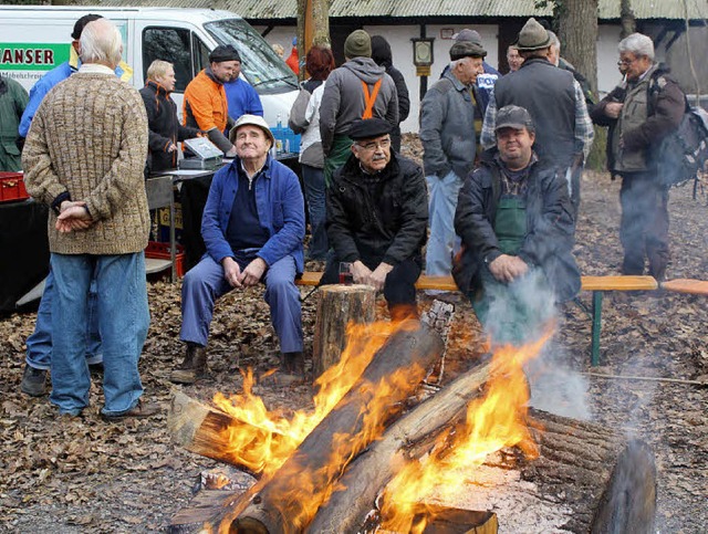 Bereits vor Beginn der Holzversteigeru...nem Glas Wein vor dem Lagerfeuer auf.   | Foto: Otmar Faller