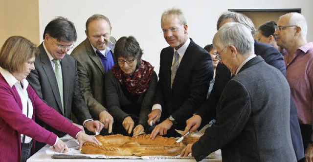 Unter dem Motto &#8222;Gemeinsam schaf...s Gemeinderates die Neujahrsbrezel an.  | Foto: Hans Jrgen Kugler