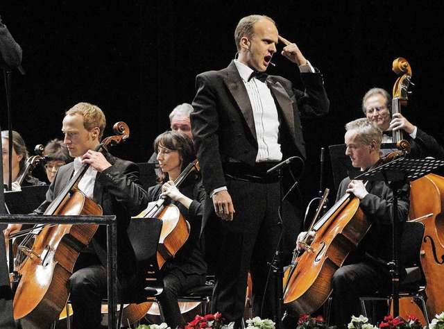 Ein heldischer Tenor in der Operette: ...Heideker singt eine Carl-Zeller-Arie.   | Foto: Peter Heck