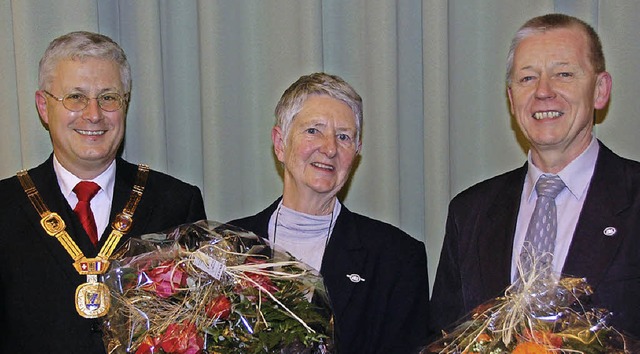 OB Dietz zeichnete  Verena Tippmann und Manfred Lang aus.    | Foto: Lauber