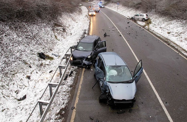 Nach einem Unfall hinterm Langenfirstt...perrt. Drei Personen wurden verletzt.   | Foto: Polizei