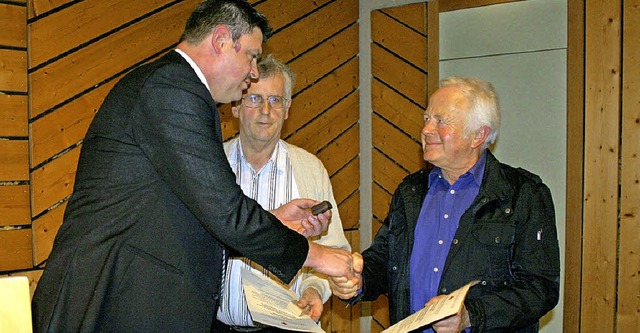 Ortsvorsteher Christian Walter (von li...owie einem Prsent der Ortsverwaltung.  | Foto: B. Sutter