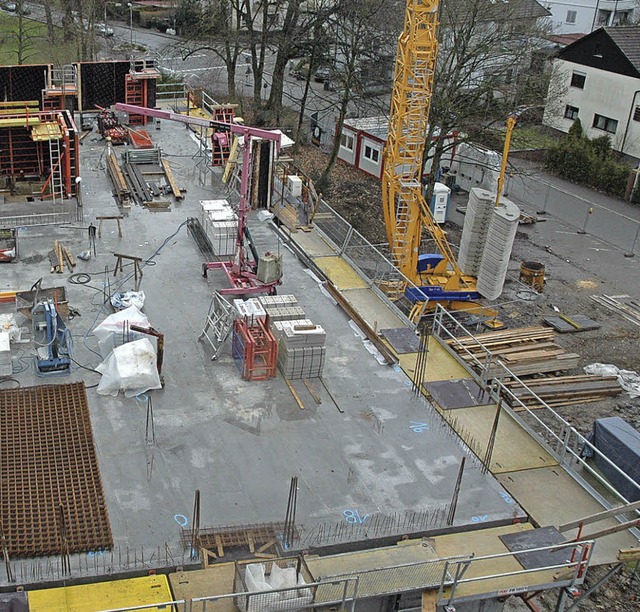 Das Erdgeschoss des neuen Therapiezent...tterung geht der Neubau zgig voran.    | Foto: Stefan Sahli