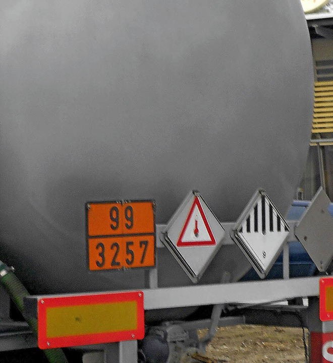 Gefahrguttransporter lassen sich an de...flüssigen Stoff&#8220;, etwa Bitumen.   | Foto: Victoria Langelott