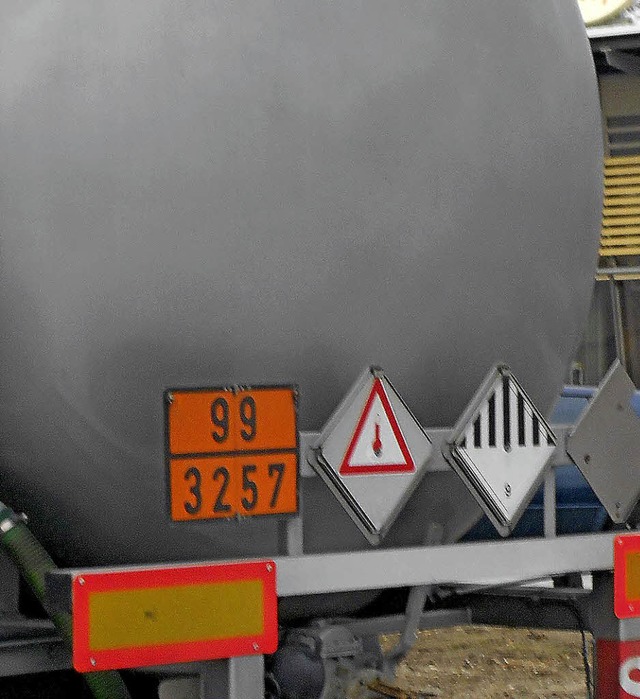 Gefahrguttransporter lassen sich an de...flssigen Stoff&#8220;, etwa Bitumen.   | Foto: Victoria Langelott