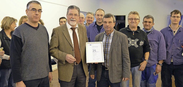 Hanspeter Johner (mit Urkunde) freut s... ber sein 25-jhriges Dienstjubilum.  | Foto: manfred frietsch