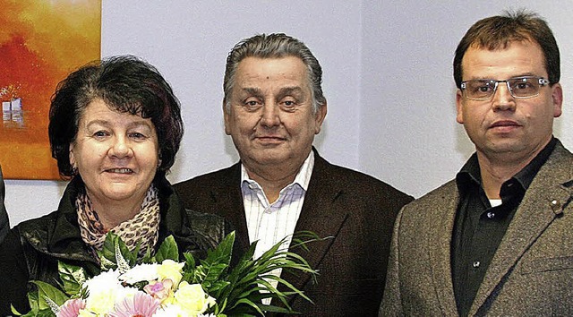 Die Arbeitsjubilarin Luise Oehlert mit...n Dieter und Erik Bhler (von links).   | Foto:  Privat