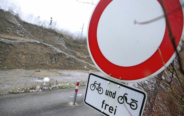 Durchfahrt verboten und ein Pfosten al...ahrung, die auch eifrig genutzt wird.   | Foto: Lauber