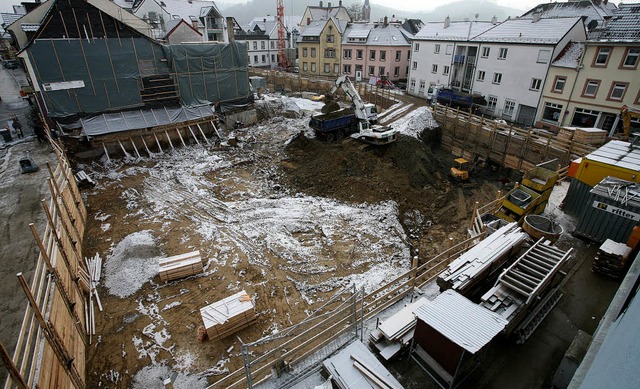 Bis zu sechs Meter tief ist die Grube,...no und eine Kita  hochgezogen  werden.  | Foto: Bastian Henning