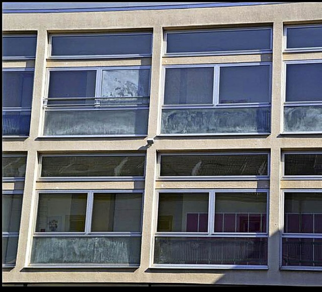 Auch &#8222;blinde&#8220; Fenster gehren zum Sanierungsprogramm.   | Foto: kreis