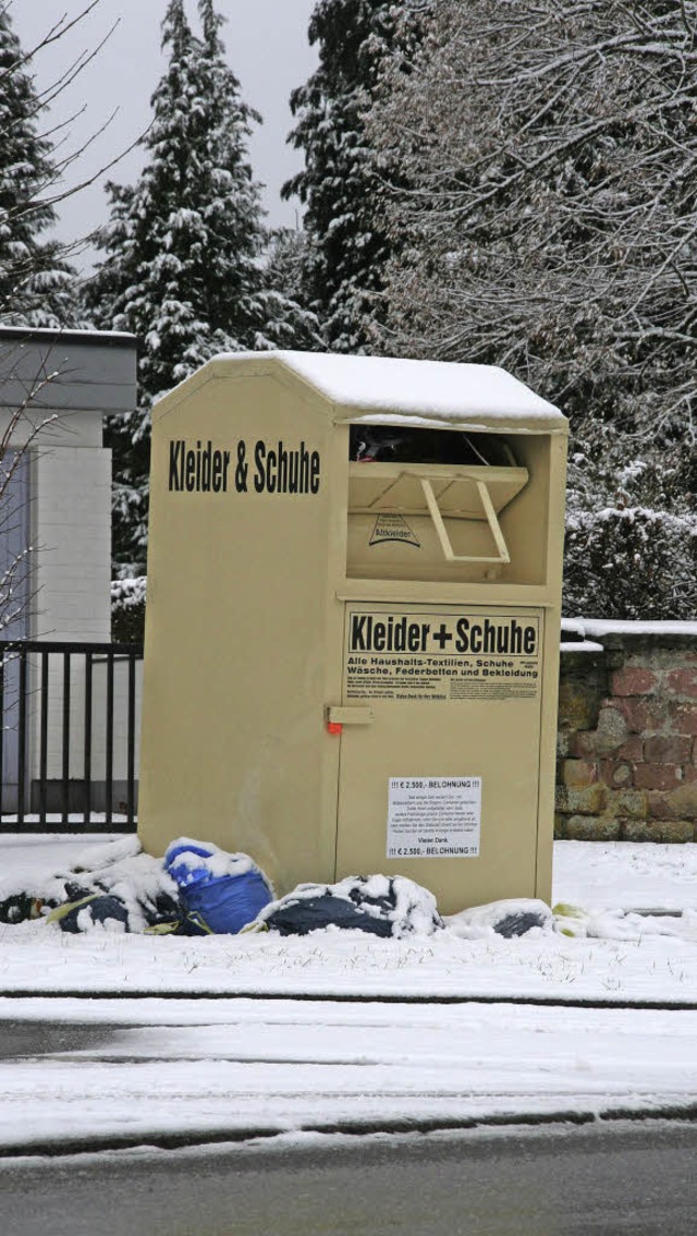 Illegal abgestellt  und bislang nicht abgeholt:   Kleidercontainer am Friedhof.   | Foto: Jung-Knoblich