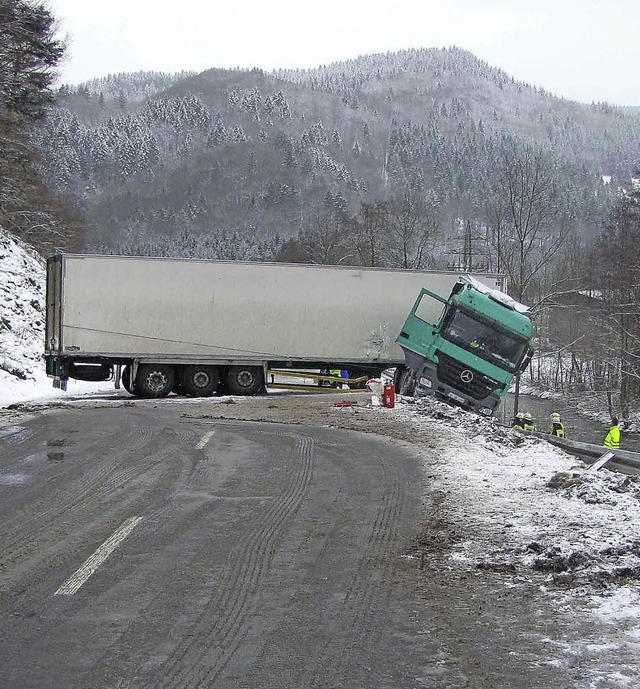 Die schneeglatte Strae lie diesen Lk... war bis Redaktionsschluss gesperrt.    | Foto: polizei