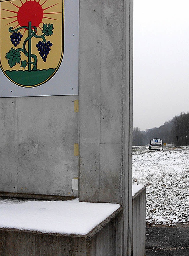 An der B 3 steht so einiges &#8211; vo...epark in Welmlingen aufmerksam macht.   | Foto: langelott