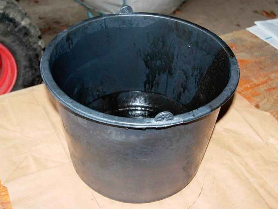 Im Stall befanden sich mehrere mit einer �ligen Fl�ssigkeit gef�llten Eimer.  | Foto: Polizei