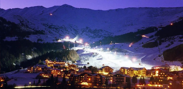Strahlendes Dorf vor imposanter Bergku... ist frs Nachtskifahren  beleuchtet.   | Foto: Tourismusverband