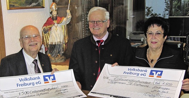 Zwei Spendenschecks ber zusammen 3000...und Doris Ermisch an Helmut Eitenbenz.  | Foto: Ruth Seitz