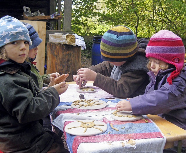 Unter Anleitung fertigten die Ranunkel-Kinder Keramikgeschirr.  | Foto: privat