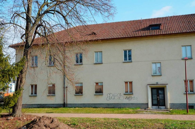 Dieses leer stehende ehemalige Kaserne...Heim fr Asylbewerber umgebaut werden.  | Foto: Claudia Mller