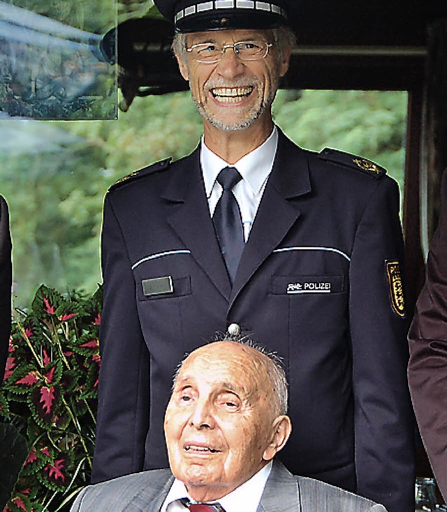 Reinhold Mikuteit (unten) und Dieter S...er der Nachfolger im Amt im Juli 2010   | Foto: BZ