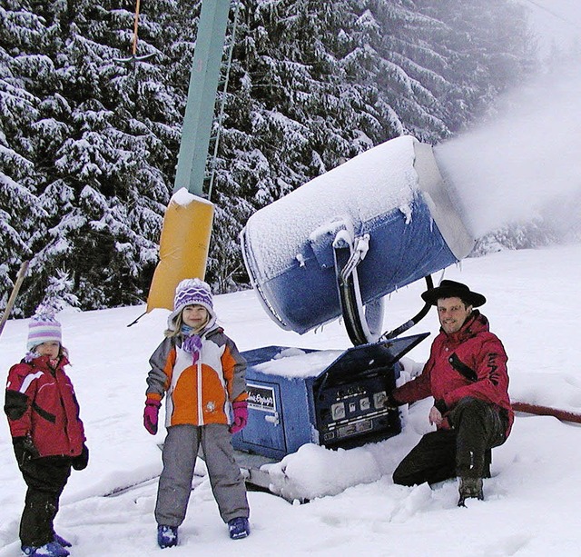 Frs &#8222;Schneemachen&#8220; im Dau...Kubikmeter weie Masse auf die Piste.   | Foto:  WOLFGANG ADAM