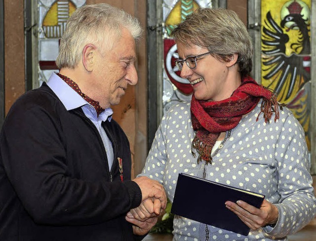 Hndeschtteln: Silke Krebs zeichnet   Manfred Kluth aus.   | Foto: schneider