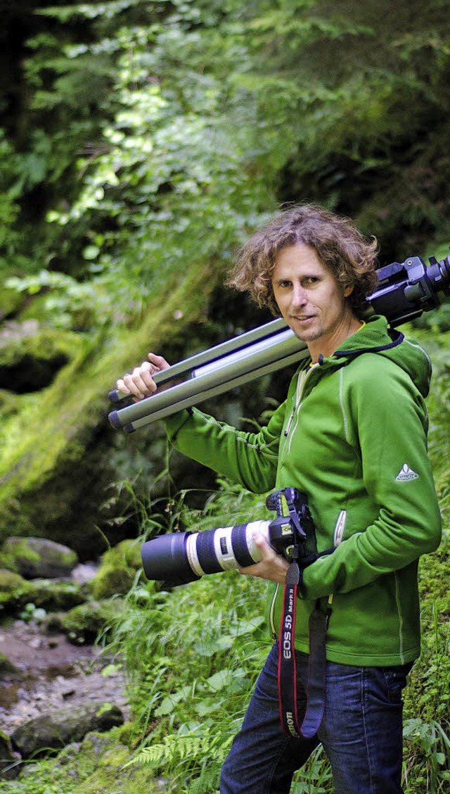 Mit Kamera und Stativ im Regenwald unterwegs: Tobias Hauser   | Foto: PRIVAT