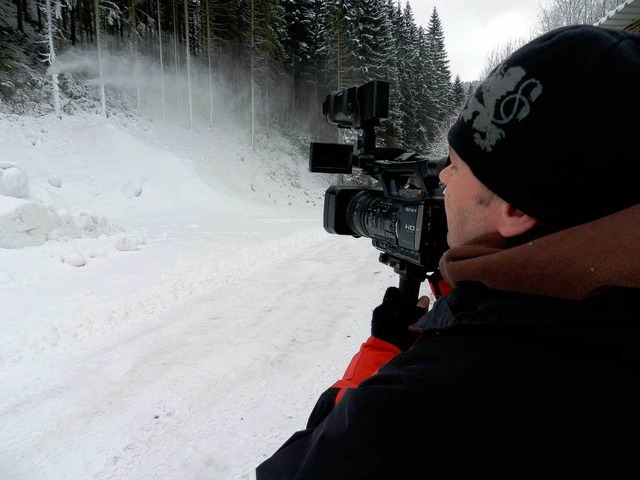 Ein Kameramann filmt das Schanzenteam bei der Arbeit.  | Foto: peter stellmach