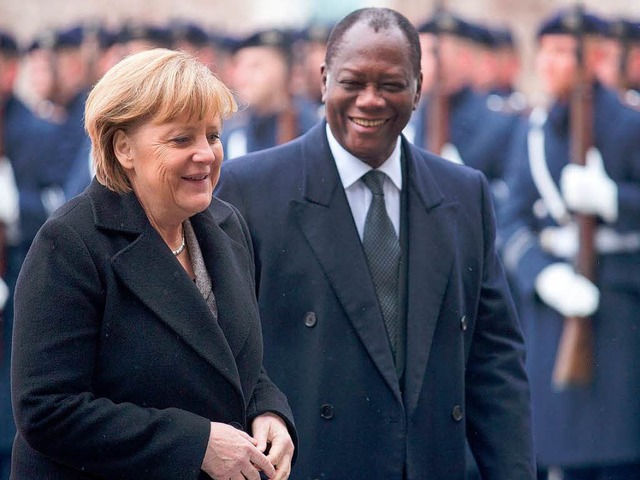 Kanzlerin Angela Merkel und Alassane O...chen in Berlin ber den Mali-Einsatz.   | Foto: DPA