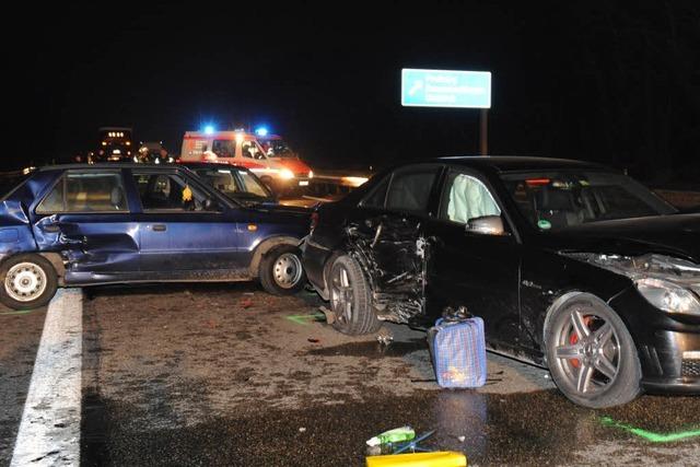 Zwei Verletzte bei Unfall mit fünf Autos auf der A5