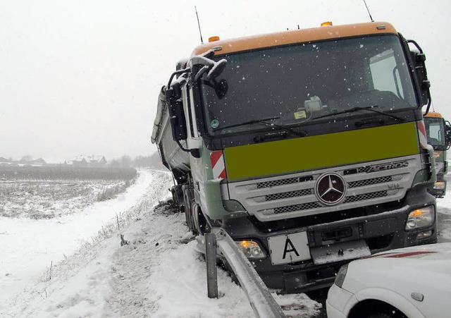 In der Leitplanke landete gestern dieser Laster.  | Foto: Polizei