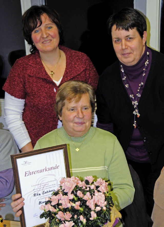 Rita Eichkorn (Mitte) ist neues Ehrenm...tulierten mit Urkunde und Blumenstock.  | Foto: Dietmar Noeske