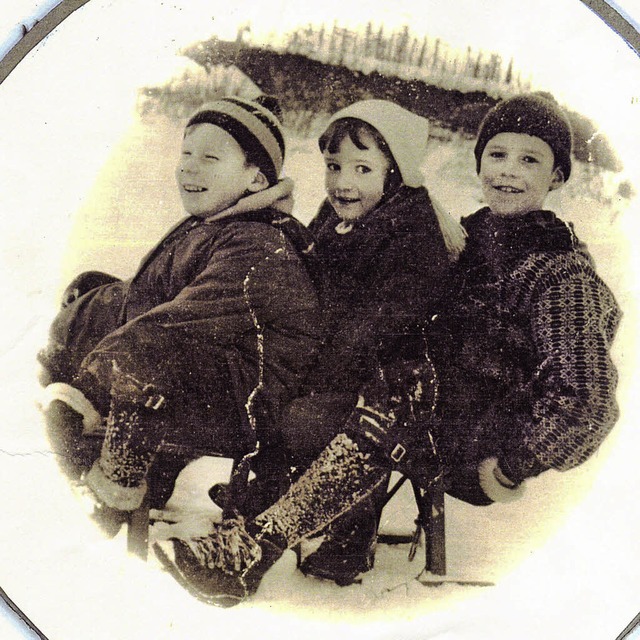 Drei Offenburger Kinder beim Schlittenfahren in den 60er-Jahren.  | Foto: Privat