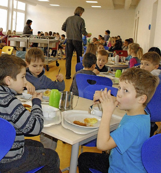 Den Grundschlern schmeckt das Essen i...geben auch Hilfestellung, wenn ntig.   | Foto: Maja Tolsdorf