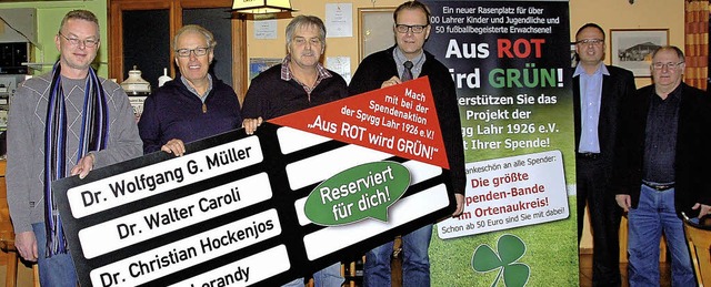 Mit einer groangelegten Spenden-Bande...Wlfle und Dieter Heppner (Vorstand).   | Foto: Wolfgang Beck