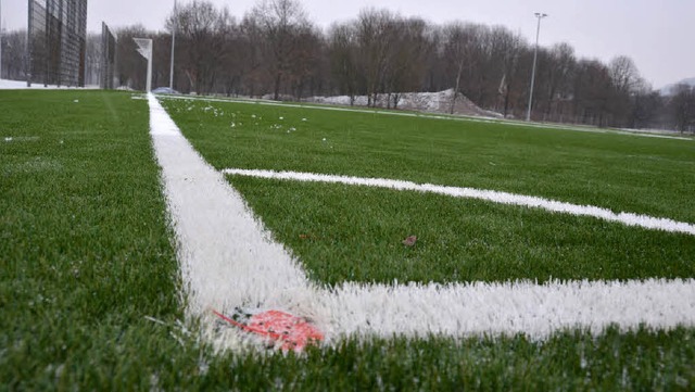 Kunstrasenspielfeld im Grtt: Die beid...nen die Fuballer die Anlagen nutzen.   | Foto: Nikolaus Trenz