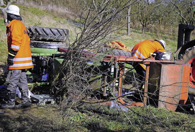 Eine Bschung hinunter kippte am Mittwochmittag ein Traktor bei Niedereggenen.  | Foto: Sven Friebe