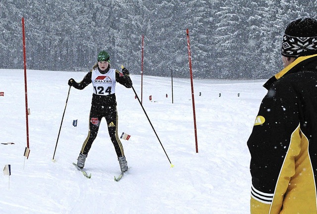Skitechnik im Pulverschnee: Langluferin Anja Schwr bei einer Techniksektion   | Foto: annemarie zwick