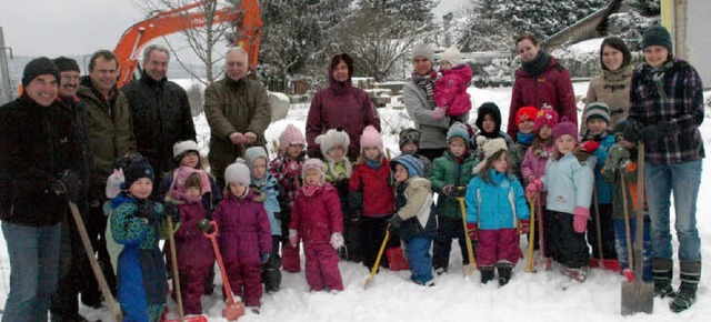 Zum symbolischen Spatenstich fr den B...rgartenkinder vor Ort zusammengekommen  | Foto: Karin Stckl-Steinebrunner