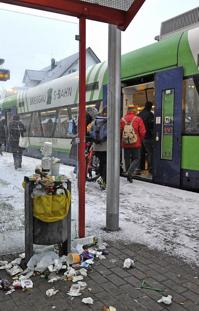 Ein rgernis fr S-Bahnfahrer und eine...ierkrbe am Bahnhof von Ihringen dar.   | Foto: kai kricheldorff